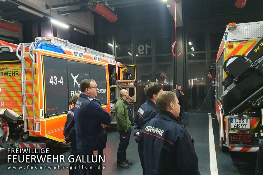 Besuch der Flughafenfeuerwehr des BER